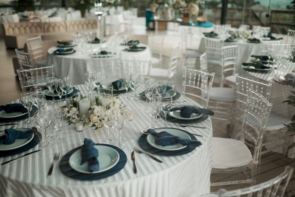 Elegant wedding table setting and decor